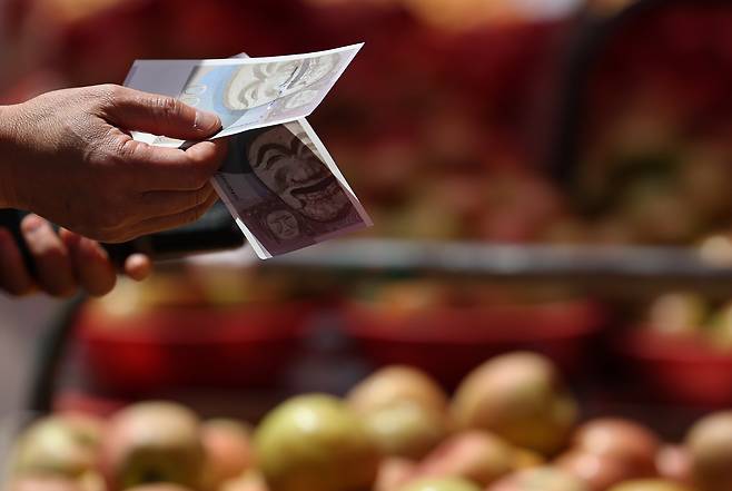 지난해 6월 9일 오전 서울 동대문구 경동시장에서 시민들이 온누리상품권으로 장을 보고 있다. /뉴스1