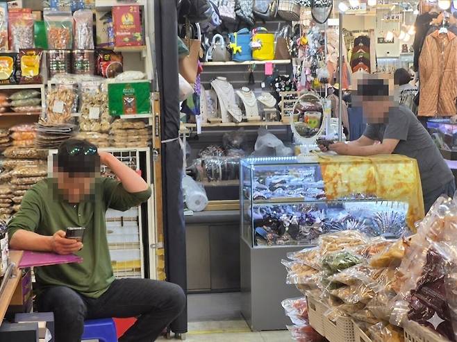 31일 서울 중구 남대문 수입상가 상인들이 손님들을 기다리고 있다/임희재 기자