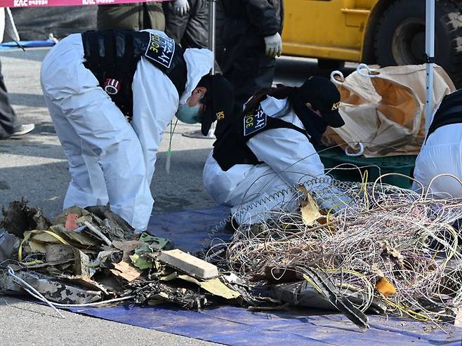 과학수사대가 12일 오전 전남 무안 국제공항에서 1년 넘게 방치돼 있던 12·29여객기 참사 사고기 잔해물 재조사가 진행되고 있다. ⓒ뉴시스