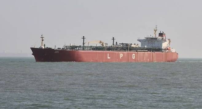 이란의 승인으로 호르무즈 해협을 통과한 인도의 액화석유가스(LPG) 운반선이 지난 16일 인도 서부 구자라트주 문드라항에 도착해 정박하고 있다. ⓒ AP/연합뉴스