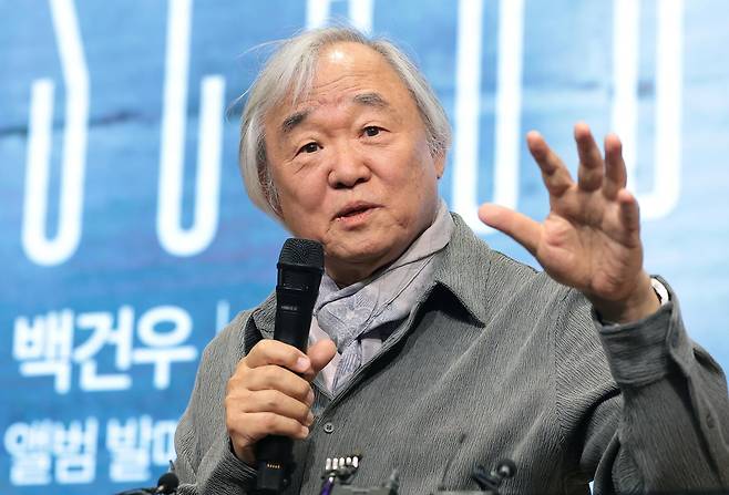 데뷔 70주년을 맞은 피아니스트 백건우가 30일 서울 영등포구 신영체임버홀에서 취재진의 질문에 답하고 있다. 뉴스1