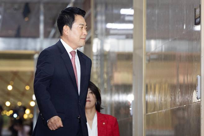 장동혁 국민의힘 대표가 31일 서울 여의도 국회에서 개헌 관련 우원식 국회의장과의 비공개 면담을 위해 국회의장실로 들어서고 있다. 2026.3.31/뉴스1