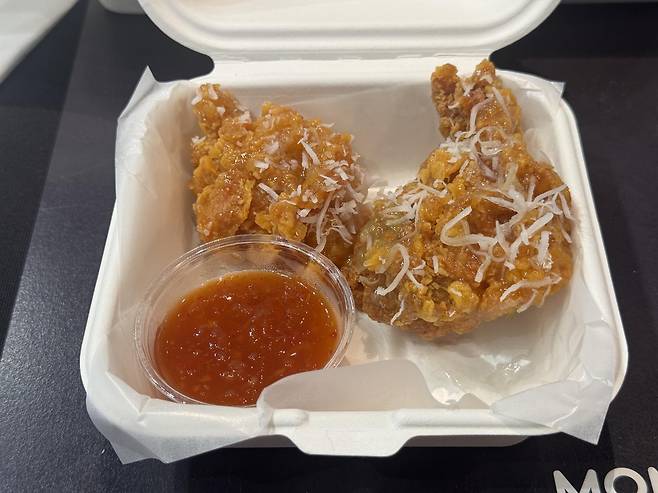 31일 서울 중구 맘스터치 R&D센터에서 ‘김풍 야매 컬렉션’ 미디어 시식회가 열렸다. 사진은 ‘매직풍 빅싸이순살’. 김혜린 기자 sinnala8@donga.com