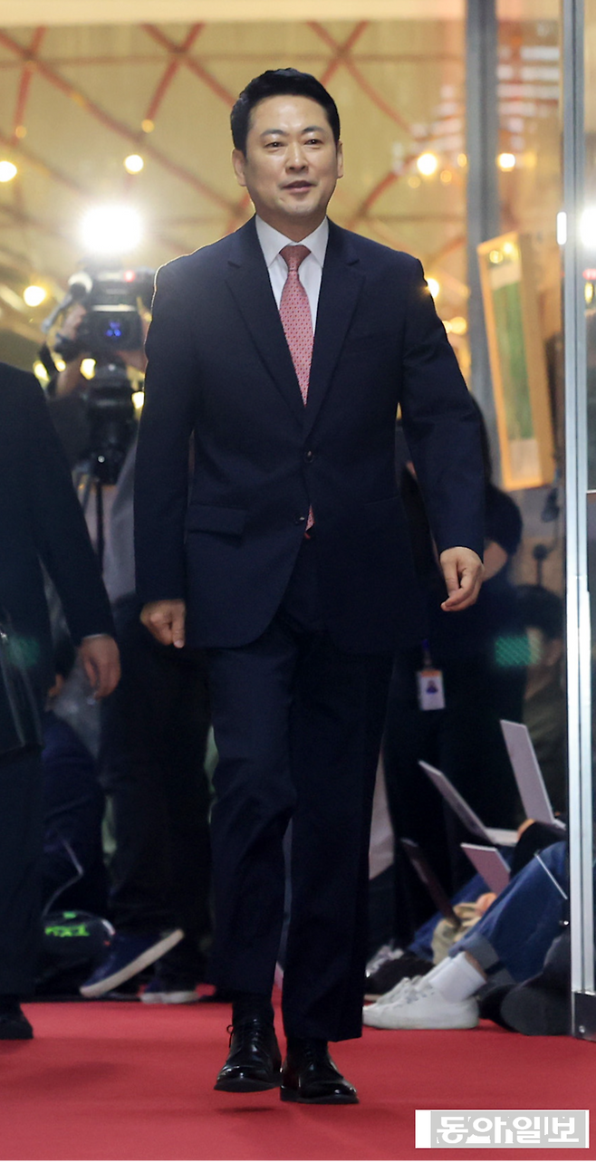 장동혁 국민의힘 대표가 31일 서울 여의도 국회에서 개헌 관련 우원식 국회의장과의 비공개 면담을 위해 국회의장실로 들어서고 있다. 장승윤 기자 tomato99@donga.com