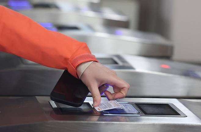 서울의 한 지하철역 개찰구에서 시민들이 교통카드를 태그하고 있다. ⓒ 뉴스1