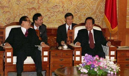 김영삼 대통령(오른쪽)은 1995년 11월 14일 청와대에서 장쩌민 중국 국가주석과 정상회담을 가졌다. 사진 출처 ‘e영상역사관’