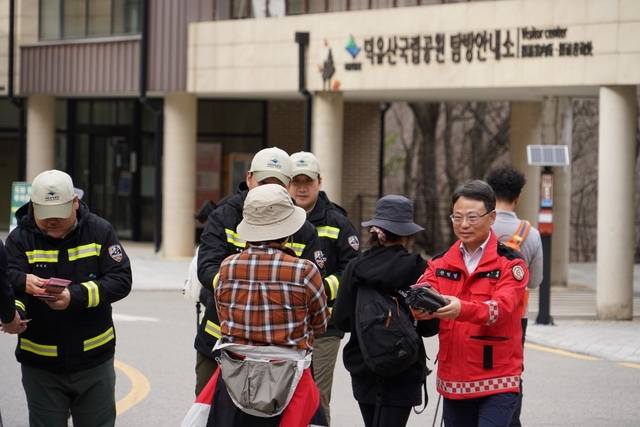 박은식(오른쪽) 산림청장이 지난 29일 전북 무주 덕유산국립공원에서 등산객을 대상으로 산불예방 캠페인을 하고 있다. 산림청 제공.