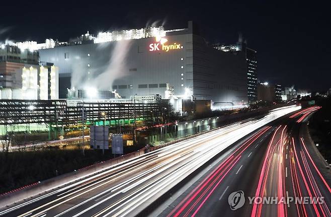 SK하이닉스는 미·이란 중동 전쟁으로 시장 불안이 고조된 상황에서도 인공지능(AI) 메모리 수요의 견조한 증가세로 올해 영업이익이 전년 대비 275% 급증한 177조원에 달할 것으로 전망된다. /사진=연합뉴스