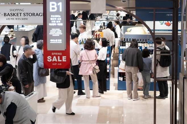 31일 국가데이터처가 발표한 '2025 한국의 사회지표'에 따르면 지난해 우리나라 가구가 한달에 평균 293만원을 의식주에 소비하는 것으로 나타났다. 사진은 지난 서울 시내 백화점 모습. 연합뉴스