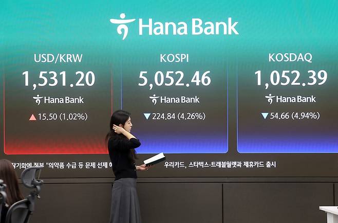 31일 서울 중구 하나은행 딜링룸에서 직원들이 업무를 보고 있다. 연합뉴스