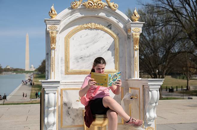 미국 워싱턴디시(D.C.) 내셔널몰에 설치된 도널드 트럼프 대통령을 풍자하는 ‘황금 변기’ 조형물. 로이터 연합뉴스