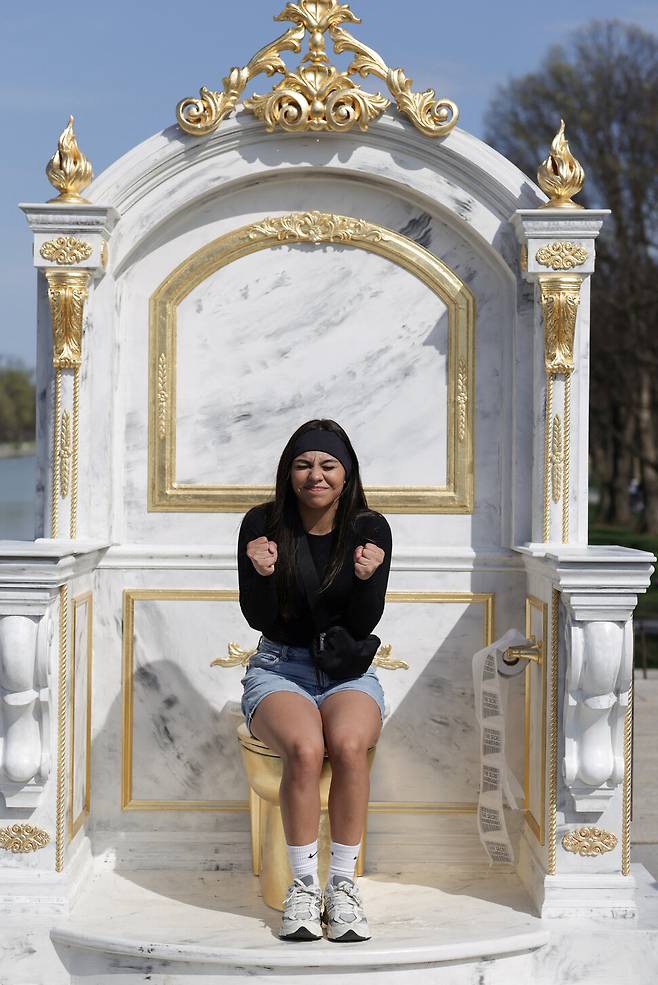 미국 워싱턴디시(D.C.) 내셔널몰에 설치된 도널드 트럼프 대통령을 풍자하는 ‘황금 변기’ 조형물. 로이터 연합뉴스