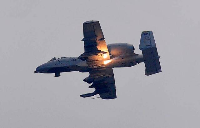 2008년 경기 포천시 영평 사격장 일대에서 미 공군의 A-10기가 플레어탄을 쏘고 있다. 코리아타임스 자료사진