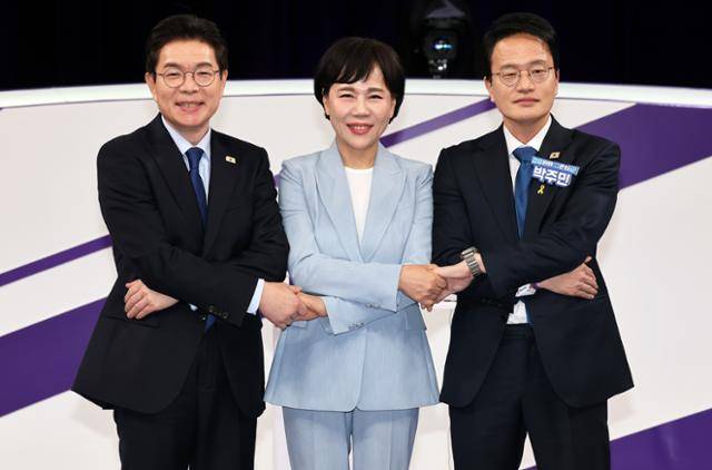 정원오(왼쪽부터), 전현희, 박주민 더불어민주당 서울시장 예비후보가 31일 서울 마포구 상암동 MBC 신사옥에서 열린 더불어민주당 서울시장 후보자 본경선 합동토론회에서 기념촬영하고 있다. 국회사진기자단