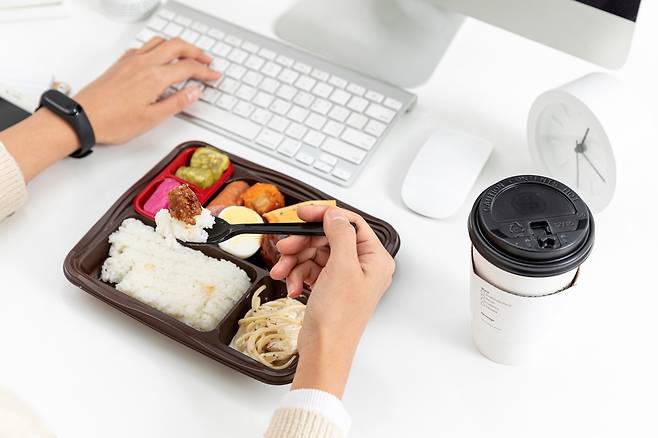 식사를 빨리 하는 습관은 몸에 악영향을 준다. /클립아트코리아