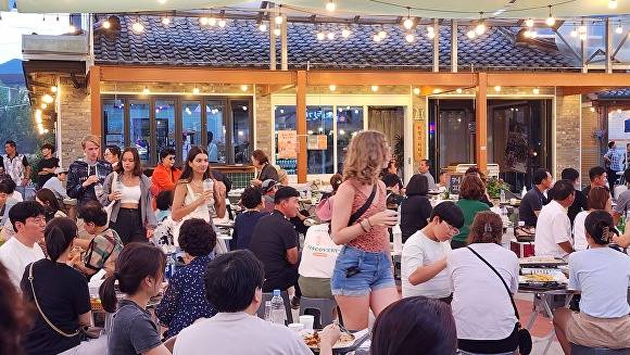 전남 강진군에서 진행된 불금불파 행사장에 많은 관광객들이 몰려 있다. [사진=강진군]