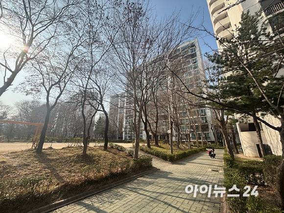 외부 개발 호재가 이어지면서 창동주공3단지의 미래 가치 기대감도 커지고 있다. GTX-C 개통 시 강남 접근성이 크게 개선되고, 서울아레나·디지털바이오시티 조성 등이 맞물리며 최근 실거래가도 7억원 선에서 지지력을 보이는 모습이다.사진은 창동주공3단지 단지 내부 모습. [사진=김민지 기자]