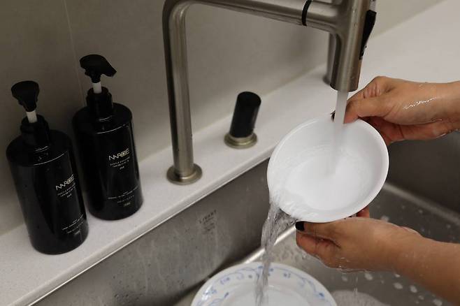 젠틀 디시 케어는 맨손으로 설거지를 해도 크게 불편하지 않게 느껴졌다 / 출처=IT동아