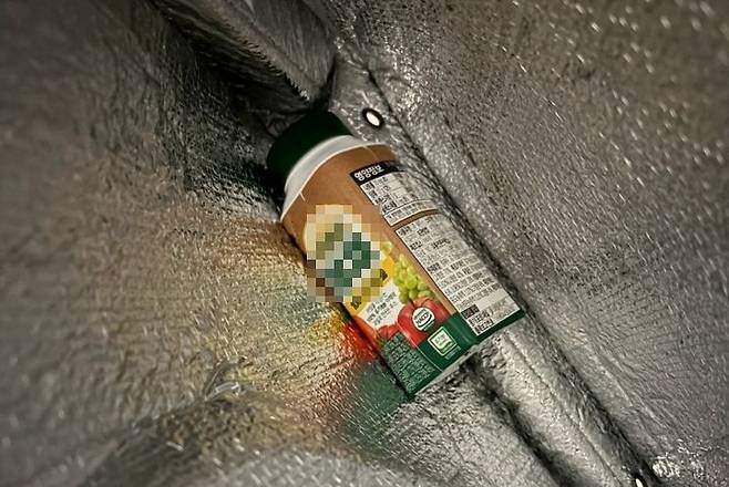 충남 홍성군 홍북읍의 한 아파트 현관 앞에 우유 보관 파우치(주머니)가 매달려 있다. 배달직원은 2~3일 단위로 수거 여부를 확인한 뒤 이를 대리점에 보고한다. [사진 홍북읍행정복지센터]
