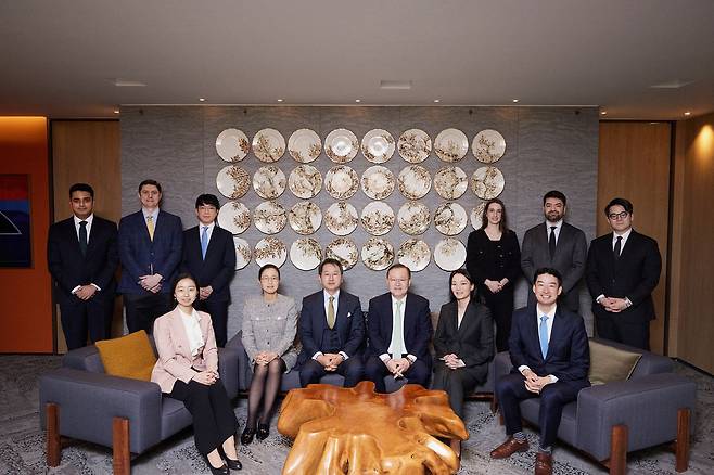 피터앤김은 김갑유 대표변호사와 스위스의 볼프강 피터 변호사가 공동 설립한 국제중재 특화 부티크 로펌이다. 서울·제네바·취리히·싱가포르·시드니·퍼스 등 주요 국제중재 거점에 사무소를 두고 있다. [사진 피터앤김]