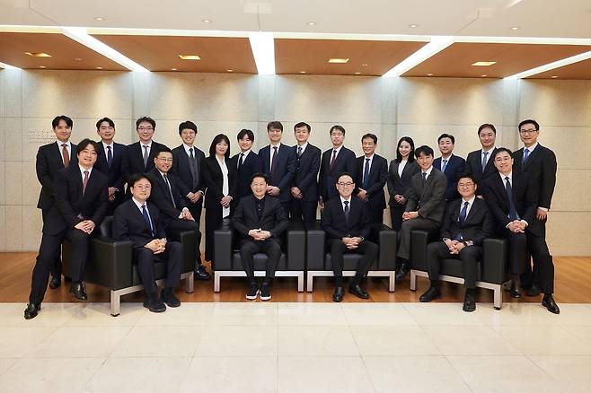 법무법인(유) 광장 형사그룹. 앞줄 왼쪽부터 남정한, 차호동, 김균해 변호사, 김후곤 대표변호사, 허훈, 최갑진, 이권규, 김태호 변호사. 뒷줄 왼쪽부터 김세관, 권태안, 김승현, 윤경섭, 손영은, 강균하, 성기정, 강형래, 박광배, 장영섭, 김정화, 박양호, 이동훈, 이한재 변호사. [사진 광장]