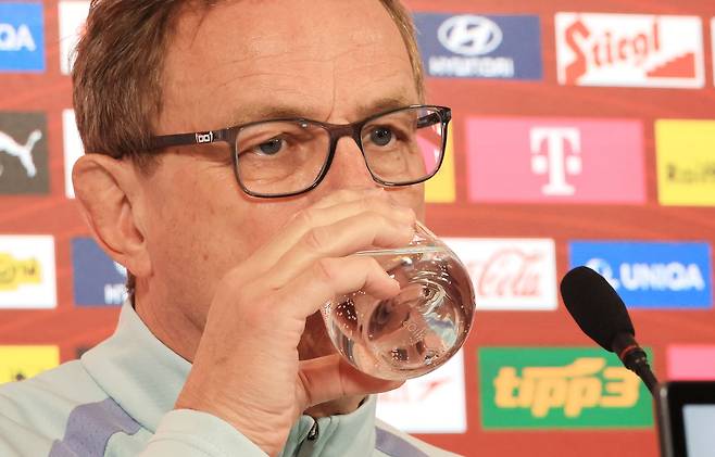 한국과의 평가전을 앞둔 오스트리아 축구대표팀의 랄프 랑닉 감독이 30일(현지시간) 빈 오스트리아 축구협회 캠퍼스에서 열린 공식 기자회견에서 질문에 답하고 있다. 연합뉴스