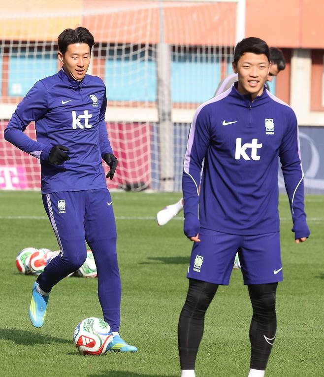 오스트리아전을 하루 앞둔 30일(현지시간) 한국 축구 국가대표팀 손흥민과 황희찬이 경기가 열릴 에른스트 하펠 스타디움에서 훈련하고 있다. 연합뉴스