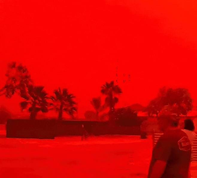 호주 샤크 베이 캐러번 공원 측은 지난 27일(현지시간) 페이스북을 통해 붉은색으로 물든 하늘의 모습을 공개했다. 사진 '샤크 베이 캐러번 공원' 페이스북 캡처