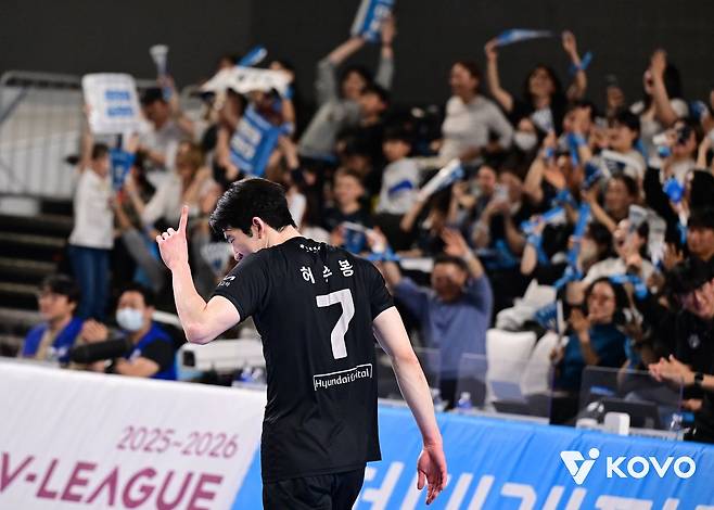 지난달 27일 천안 유관순체육관에서 열린 프로배구 V리그 플레이오프 1차전 우리카드-현대캐피탈 경기에서 승리를 자신하는 현대캐피탈 허수봉. 사진 KOVO