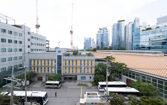 정부가 국유지와 노후 공공청사 등을 활용해 청년·서민 대상 공공주택 3만 5000호를 공급한다. 사진은 12일 서울 성동구 성수동 경찰기마대 부지. [뉴스1]