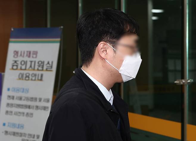 북한에 무인기를 날려 보낸 30대 대학원생 오 모 씨가 지난달 26일 오전 서울 서초구 서울중앙지법에서 구속 전 피의자 심문을 받기 위해 출석하고 있다. 뉴스1