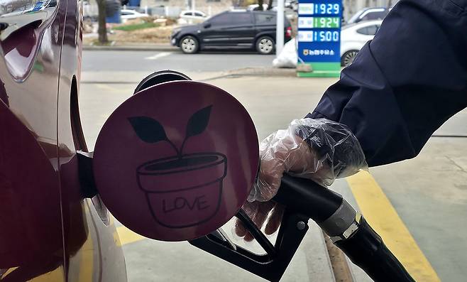 중동 전쟁 장기화 조짐으로 모든 석유제품 가격이 급등하고 있는 가운데 30일 오후 대전의 한 주유소 휘발유와 경유 가격이 리터당 2000원에 육박하고 있다. 주유소를 찾은 운전자가 차량에 기름을 넣고 있다. 김성태 객원기자