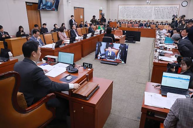 30일 국회 법제사법위원회 전체회의에서 위원장 직무대행인 더불어민주당 김용민 의원이 법안을 의결하고 있다. 연합뉴스
