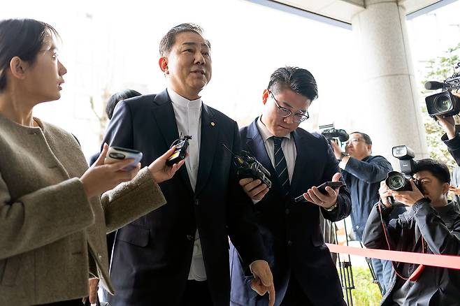 뇌물수수 의혹 등을 받는 무소속 김병기 의원이 조사를 받기 위해 31일 마포구 서울경찰청 공공범죄수사대에 출석하며 취재진 질문에 답하고 있다. 연합뉴스