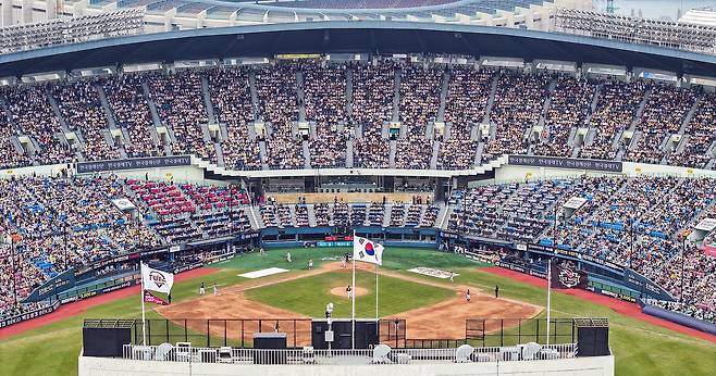29일 서울 송파구 잠실야구장에서 열린 '2026 신한 SOL KBO리그' KT 위즈와 LG 트윈스의 경기를 찾은 수많은 야구팬들이 열정적인 응원을 펼치고 있다. 한국야구위원회(KBO)는 이날 “주말 이틀간 전국 5개 구장에서 열린 개막 시리즈가 전 경기 매진을 기록했다"고 발표했다. [뉴스1]