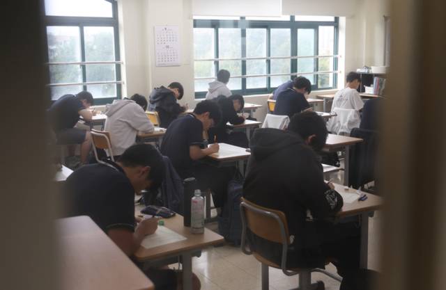 ▲ 수능 전 마지막 모의고사 치르는 수험생들 [연합뉴스 자료사진]