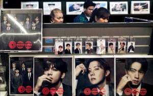 서울 중구 명동 케이팝 굿즈샵에서 30일 신보를 살펴보는 외국인들 모습.  뉴스1