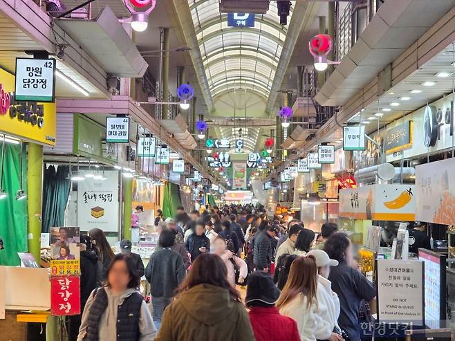 30일 오전 망원시장 모습. 월요일 오전임에도 불구하고 외국인들과 일반 시민들로 북적인다. /사진=이정우 기자