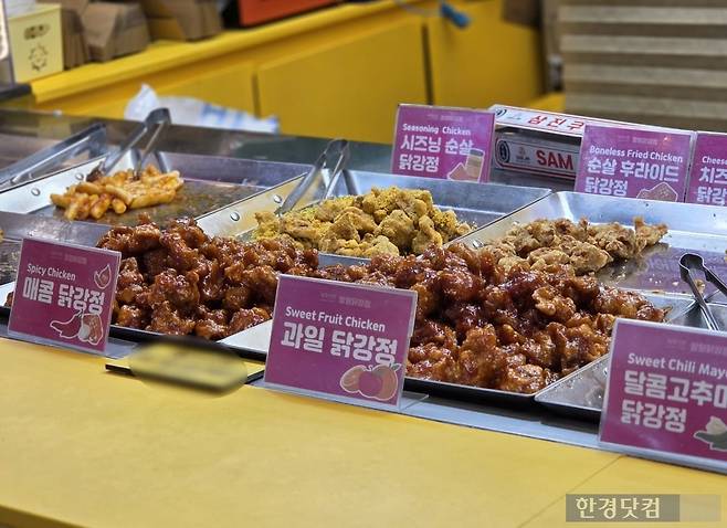 외국인 관광객을 위해 모든 메뉴에 영어 표기를 병기하고 있는 모습 /사진=이정우 기자