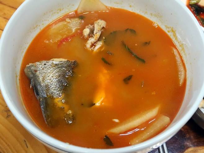 창원 만선식당 우럭매운탕.ⓒ김새봄