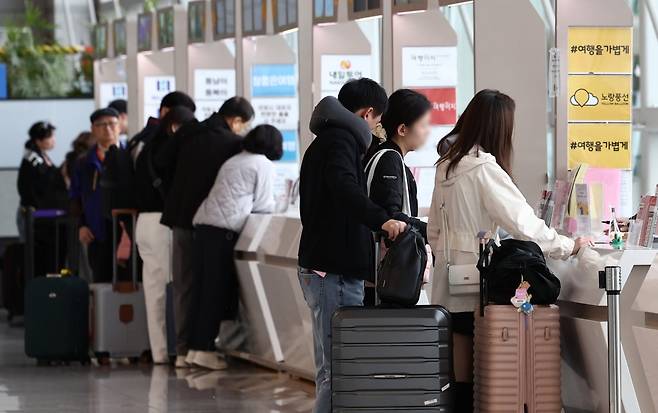18일 인천국제공항 1터미널 여행사 카운터에서 여행객들이 미팅을 하고 있다. 사진=뉴스1