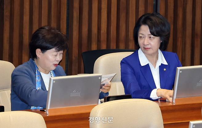 더불어민주당 소속 서영교 신임 국회 법제사법위원회 위원장(왼쪽)과 추미애 전 법사위원장이 31일 국회 본회의에서 대화하고 있다. 박민규 선임기자