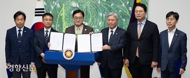 우 의장 “국힘도 동참하라” 국민의힘을 제외한 여야 6개 정당과 우원식 국회의장이 31일 국회에서 기자회견을 열고 ‘초당적 개헌 추진을 위한 국회 선언문’을 발표한 뒤 들어보이고 있다. 왼쪽부터 윤종오 진보당·한병도 더불어민주당 원내대표, 우 의장, 서왕진 조국혁신당·천하람 개혁신당 원내대표, 한창민 사회민주당 대표. 박민규 선임기자