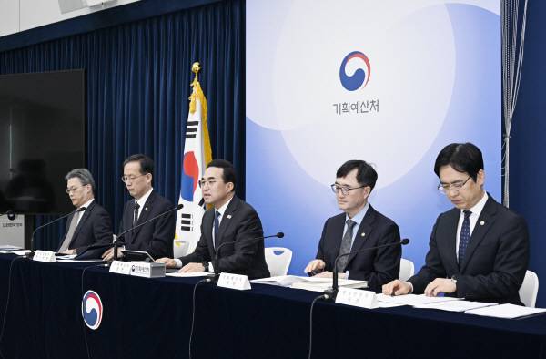 박홍근(가운데) 기획예산처 장관이 지난 27일 정부세종청사에서 브리핑을 갖고 ‘2026년 추가경정예산안’의 주요 내용을 발표하고 있다. 기획처 제공