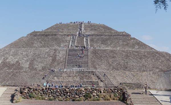 멕시코의 고대 도시 테오티우아칸을 대표하는 유적 ‘태양의 피라미드’. 세계 3대 피라미드로 꼽히는 이곳은 꼭대기에 신전을 마련해 태양의 신을 모신 것으로 알려졌다.