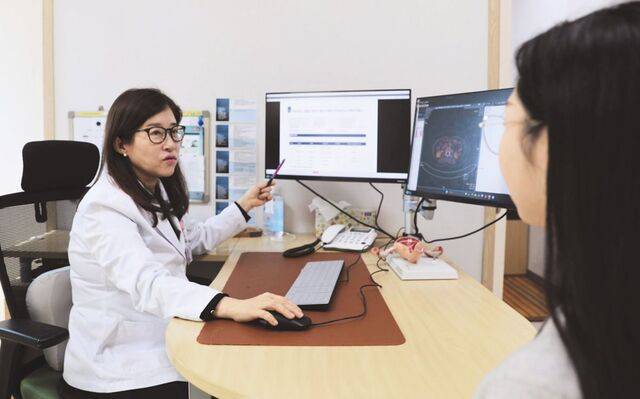 산부인과 전문의가 자궁내막암 환자의 NGS 검사 결과로 치료 방향을 상담하는 장면. 한림대의료원 제공