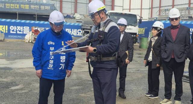 김병기 부평구청장 예비후보가 부평 산곡 재개발 현장에서 소장에게 공사 상황 등을 듣고 있다. 김병기 예비후보 선거캠프 제공