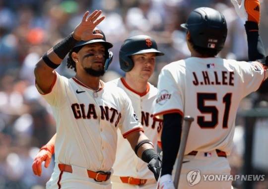 루이스 마토스(왼쪽)와 이정후(오른쪽) / 사진=연합뉴스