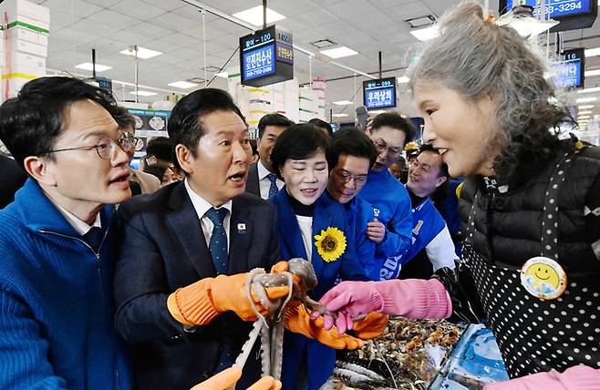 30일 오전 민주당 정청래대표, 더불어민주당 서울시장 경선 전현희, 박주민, 정원오후보가 30일 서울 노량진 수산시장 을 방문해 상인들을 만나고 있다. [김재훈기자]