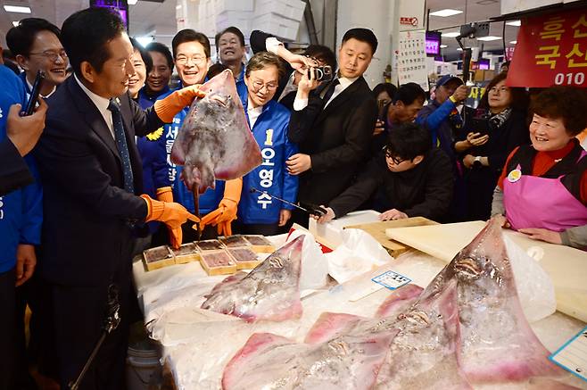 30일 오전 민주당 정청래대표, 더불어민주당 서울시장 경선 전현희, 박주민, 정원오후보가 30일 서울 노량진 수산시장 을 방문해 상인들을 만나고 있다. [김재훈기자]